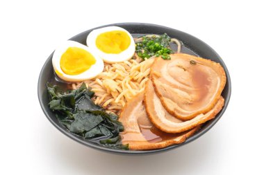 Shoyu ramen noodle domuz eti ve yumurta ile