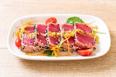 Taze orkinos baharatlı salata sosu ile ham