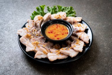 Haşlanmış balık dip sos ile