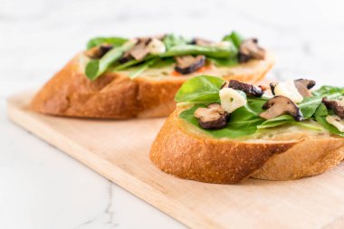 ekmek roket ve shiitake mantar