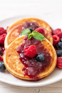 Taze ahududu ve yaban mersini ile gözleme