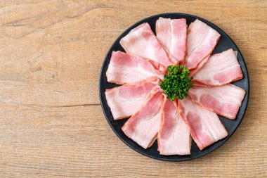 Çiğ domuz pastırma dilimlenmiş