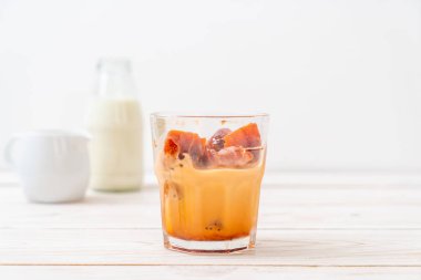 Tay çay buzlu süt ile