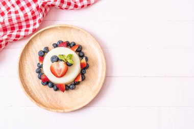 taze çilek ve yaban mersini ile yoğurt puding