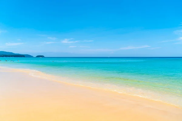 Hermosa playa tropical y el mar en la isla del paraíso —  Fotos de Stock