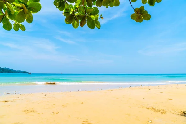 Hermosa playa tropical y el mar en la isla del paraíso — Foto de Stock