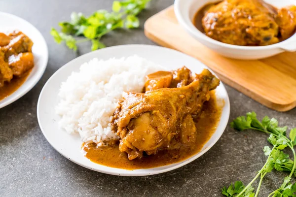 Huhn-Massaman-Currypaste mit Reis — Stockfoto