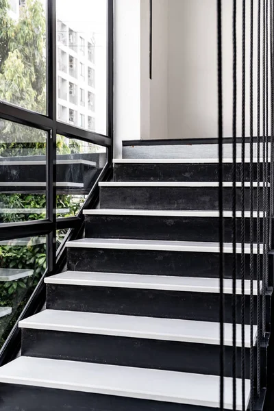 階段の設計の空のアーキテクチャ — ストック写真