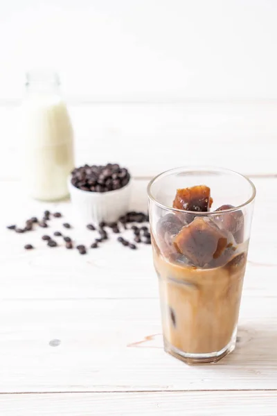 Koffie ijsblokjes met melk — Stockfoto