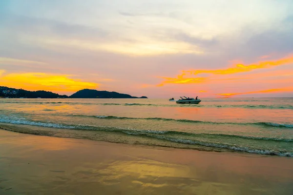 Plage tropicale avec beau ciel — Photo