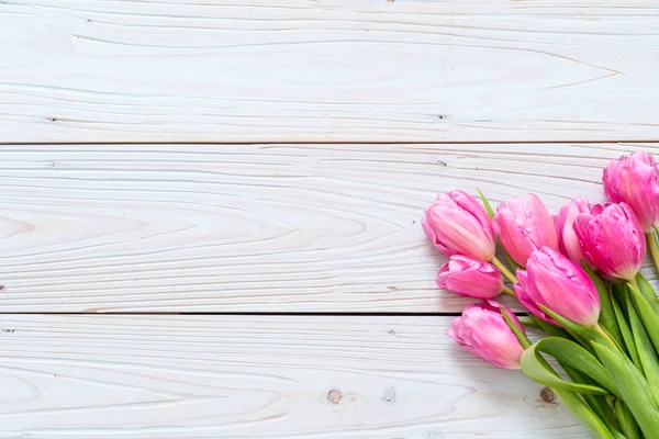 Rose fleur de tulipe sur fond de bois — Photo