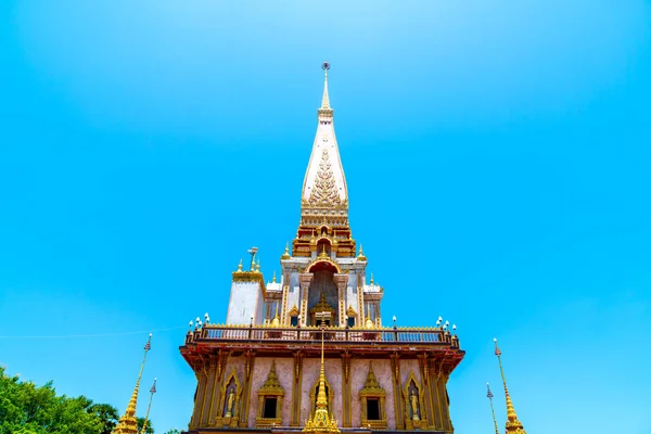 Hermosa arquitectura en el templo de Chaitararam en Phuket — Foto de Stock