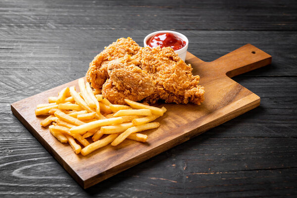 жареная курица с картошкой фри и наггетсами
