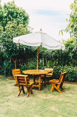 boş ahşap açık veranda tablo ve ev bahçe sandalye 