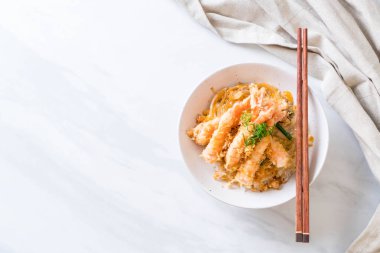 kızarmış karides tempura üzerinde pirinç kase tepesinde