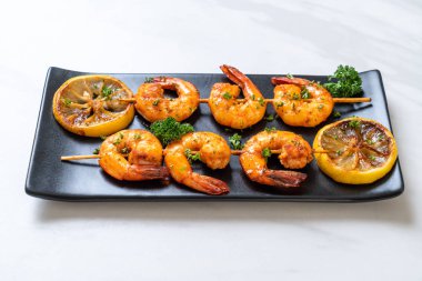 Limon - deniz ürünleri tarzı ile ızgara kaplan karides şiş