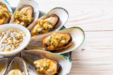 Midye baharatlı deniz ürünleri sos ile