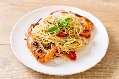 ızgara karides ve domates ile tavada kızartılmış spagetti