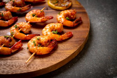 Limonlu ızgara kaplan karides şiş