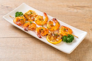 Limonlu ızgara kaplan karides şiş