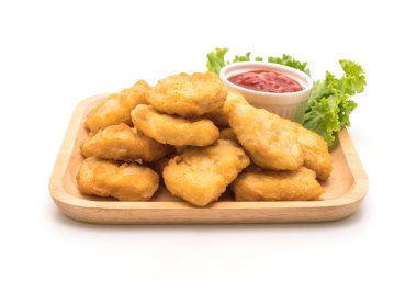 Beyaz arka plan üzerinde izole soslu tavuk nuggets