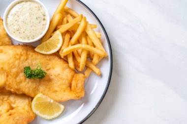 Kızartmalı balık ve patates kızartması.