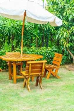 boş ahşap açık veranda masa ve sandalye dekorasyon ev bahçe