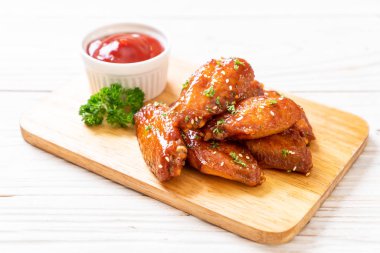 Barbekü tavuk kanatları beyaz susam ile