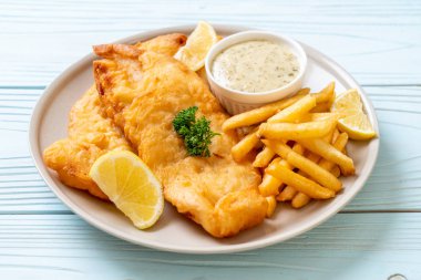 Kızartmalı balık ve patates kızartması.