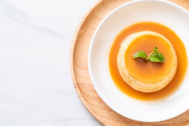 Ev yapımı karamel kremalı puding