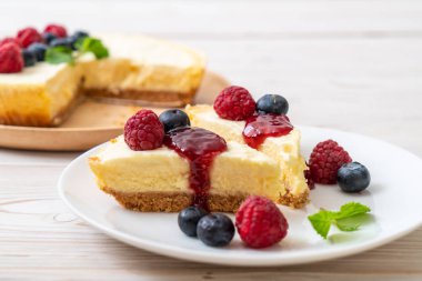 Ahududu ve yaban mersini ile ev yapımı cheesecake 