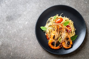 ızgara karides ve domates ile tavada kızartılmış spagetti