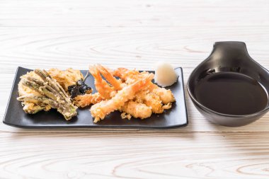 sebzeli karides tempura (hırpalanmış kızarmış karides)