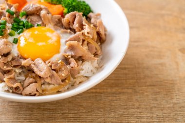 Donburi, domuz eti Pilav kasesi onsen yumurta ve sebze ile