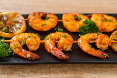 Limonlu ızgara kaplan karides şiş