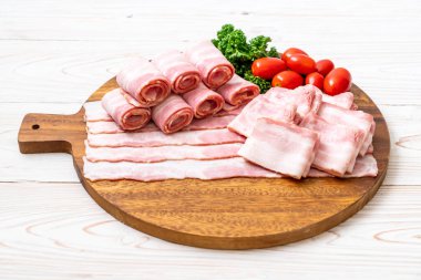 Ahşap tahta üzerinde çiğ domuz pastırma dilimlenmiş
