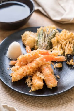 karides tempura (hırpalanmış kızarmış karides) sebze - Japon gıda tarzı