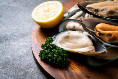 Ahşap tahta üzerinde taze midye