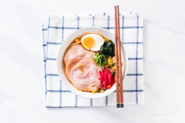 Baharatlı miso udon ramen noodle domuz eti ile