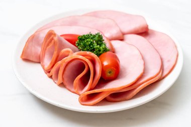 dilimlenmiş jambon füme