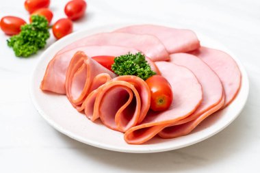 dilimlenmiş jambon füme