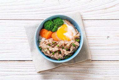 Donburi, domuz eti Pilav kasesi onsen yumurta ve sebze - Japon gıda tarzı