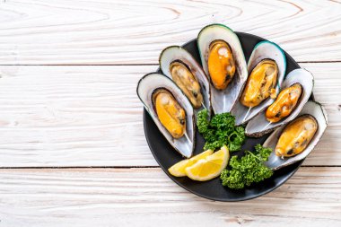 Limonlu ve maydanozlu midye