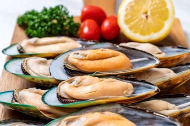 malzemelerle ahşap tahta üzerinde taze midye