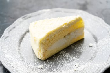 Hindistan cevizli pasta plaka üzerinde