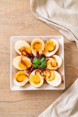 Tamarind soslu haşlanmış yumurta veya tatlı ve ekşi yumurta.