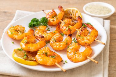 Limonlu ızgara kaplan karides şiş