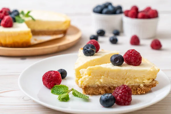 Homemade cheesecake with raspberries and blueberries — Stock Photo, Image