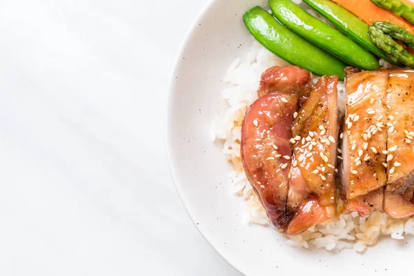 照り焼きチキン丼 アジア料理スタイル — ストック写真