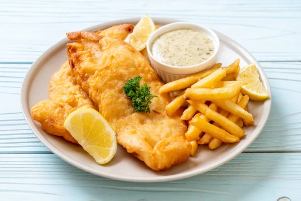 Kızartmalı balık ve patates kızartması.